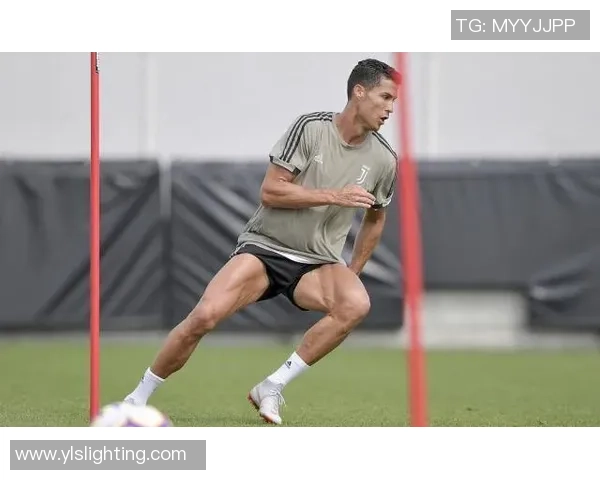 足球明星帅哥腹肌魅力大揭秘展现运动员完美身材与健康生活方式 足球明星帅哥腹肌魅力大揭秘展现运动员完美身材与健康生活方式